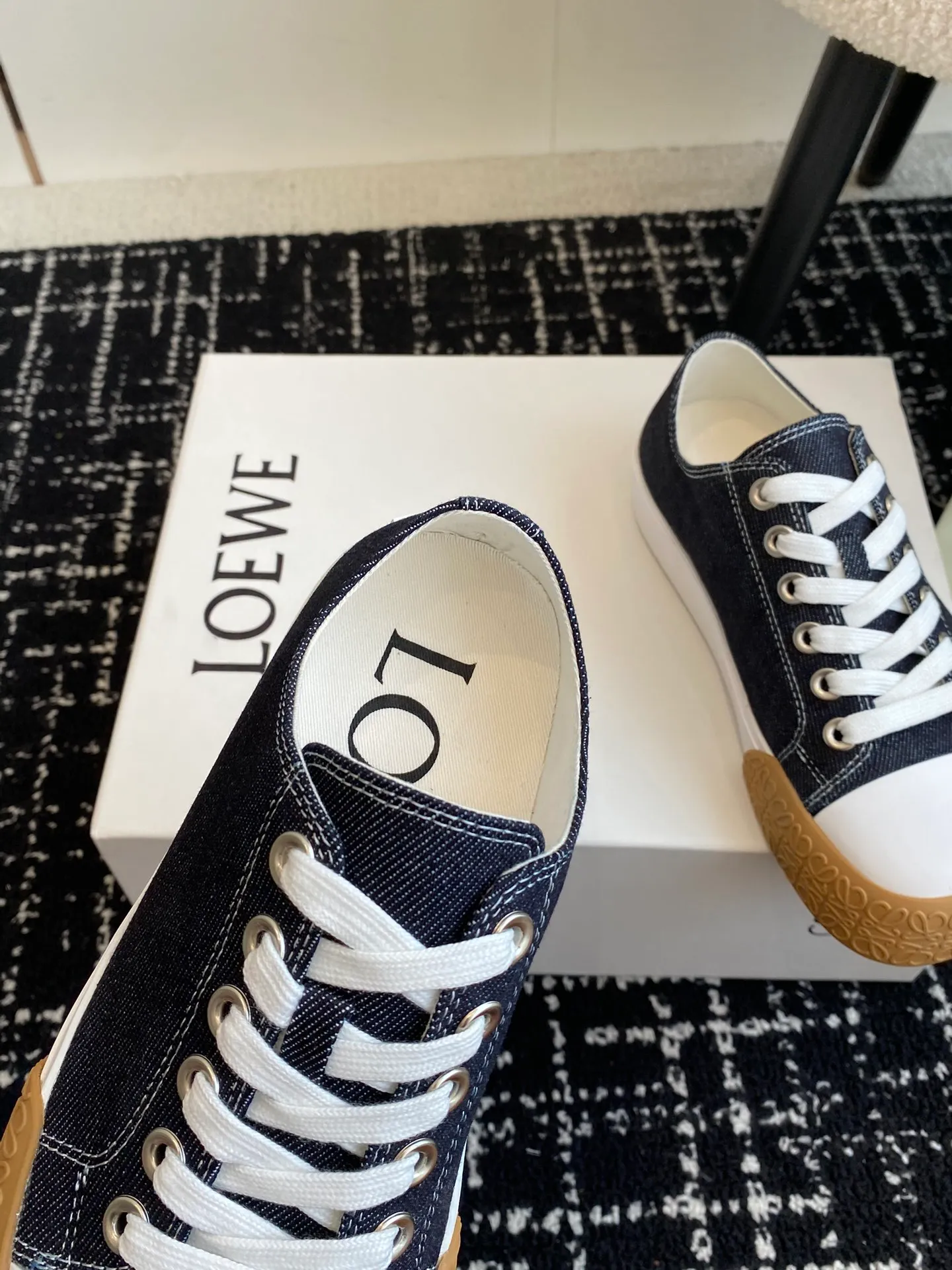 👟👟Ex-factory price 560👟👟 LOEWE 24ss new autumn and winter Terra Vulca lace-up sports shoes, large-toe vulcanized shoes, with vulcanized rubber soles and asymmetrical thick toes, wide last style, decorated with LOEWE logo label on the quarter *Anagram embossed outsole and upper high ZP customization, original material, imported canvas, outsole: ZP mold custom vulcanized outsole Insole: ZP customized insole Size: #35-41 (40 41 customized, non-returnable)